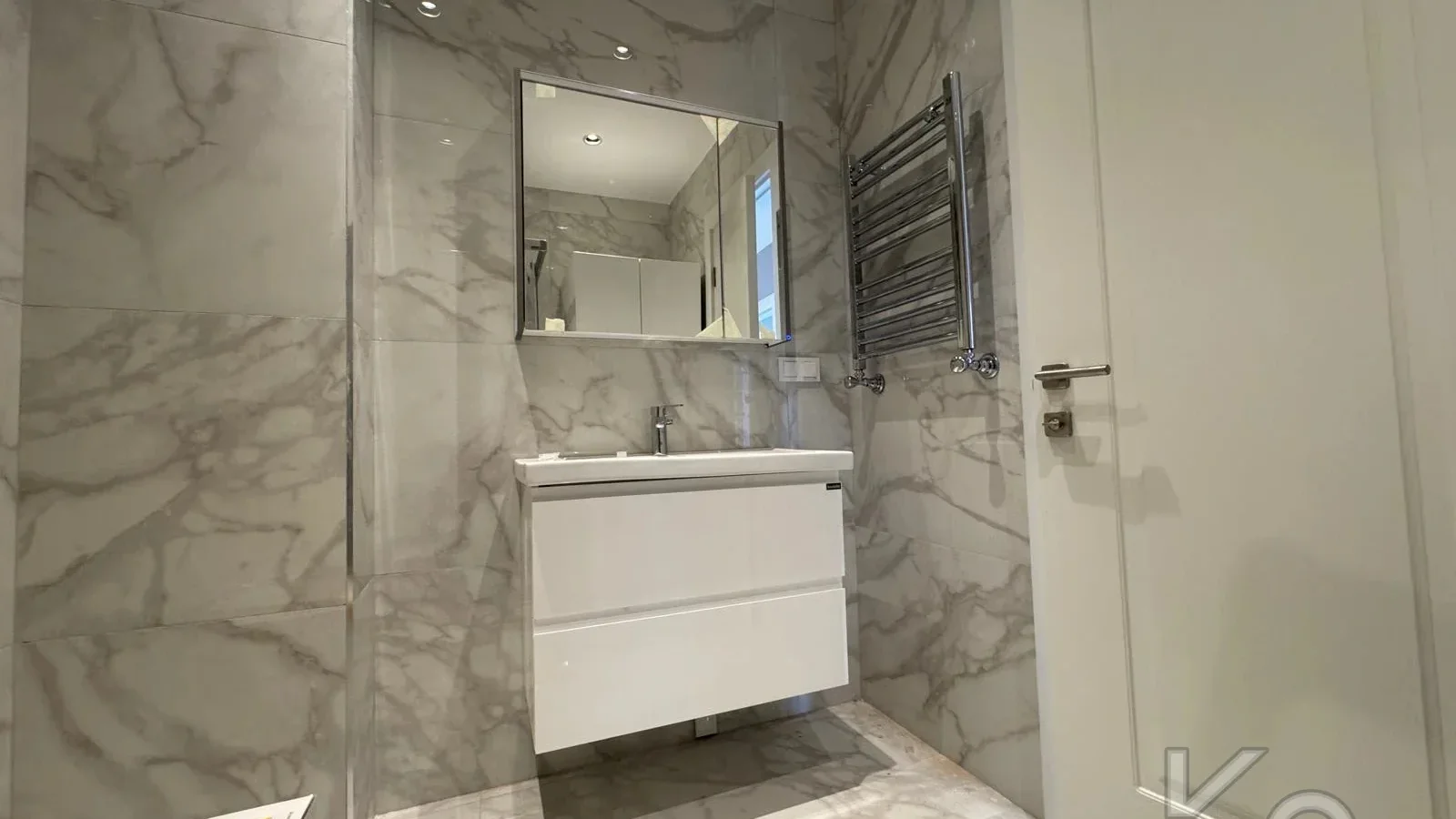 Laci̇vertcadde Ömerpaşa Sifir Ebeveynli̇ Balkonlu 105m² Net 3+1