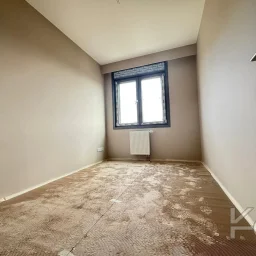 Laci̇vertcadde Ömerpaşa Sifir Ebeveynli̇ Balkonlu 105m² Net 3+1