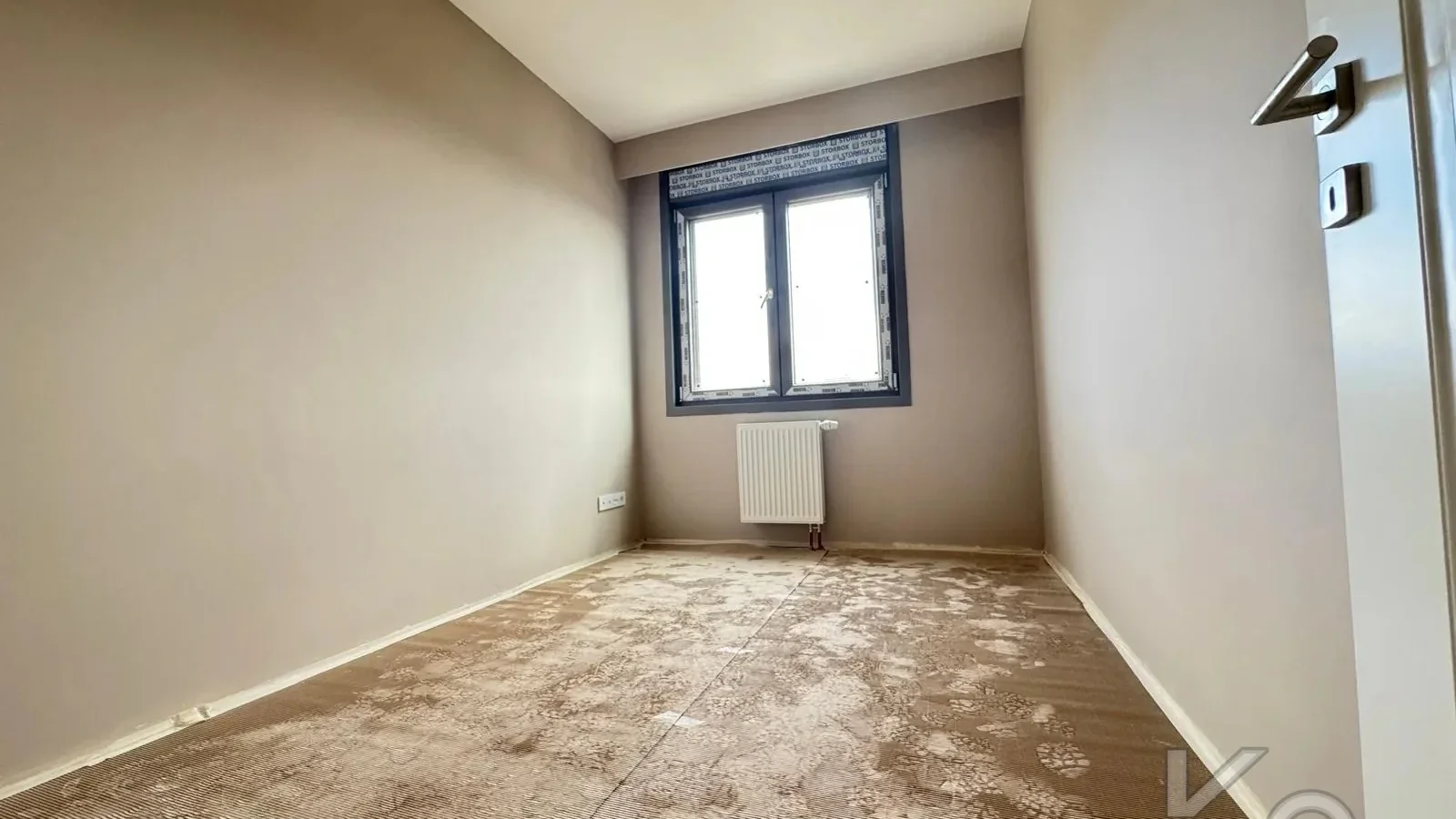 Laci̇vertcadde Ömerpaşa Sifir Ebeveynli̇ Balkonlu 105m² Net 3+1