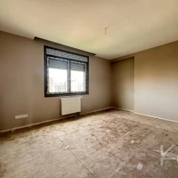 Laci̇vertcadde Ömerpaşa Sifir Ebeveynli̇ Balkonlu 105m² Net 3+1