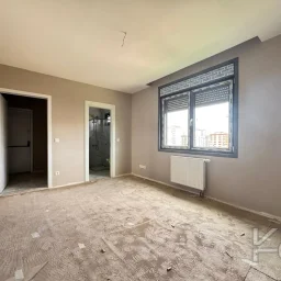 Laci̇vertcadde Ömerpaşa Sifir Ebeveynli̇ Balkonlu 105m² Net 3+1