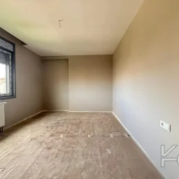 Laci̇vertcadde Ömerpaşa Sifir Ebeveynli̇ Balkonlu 105m² Net 3+1