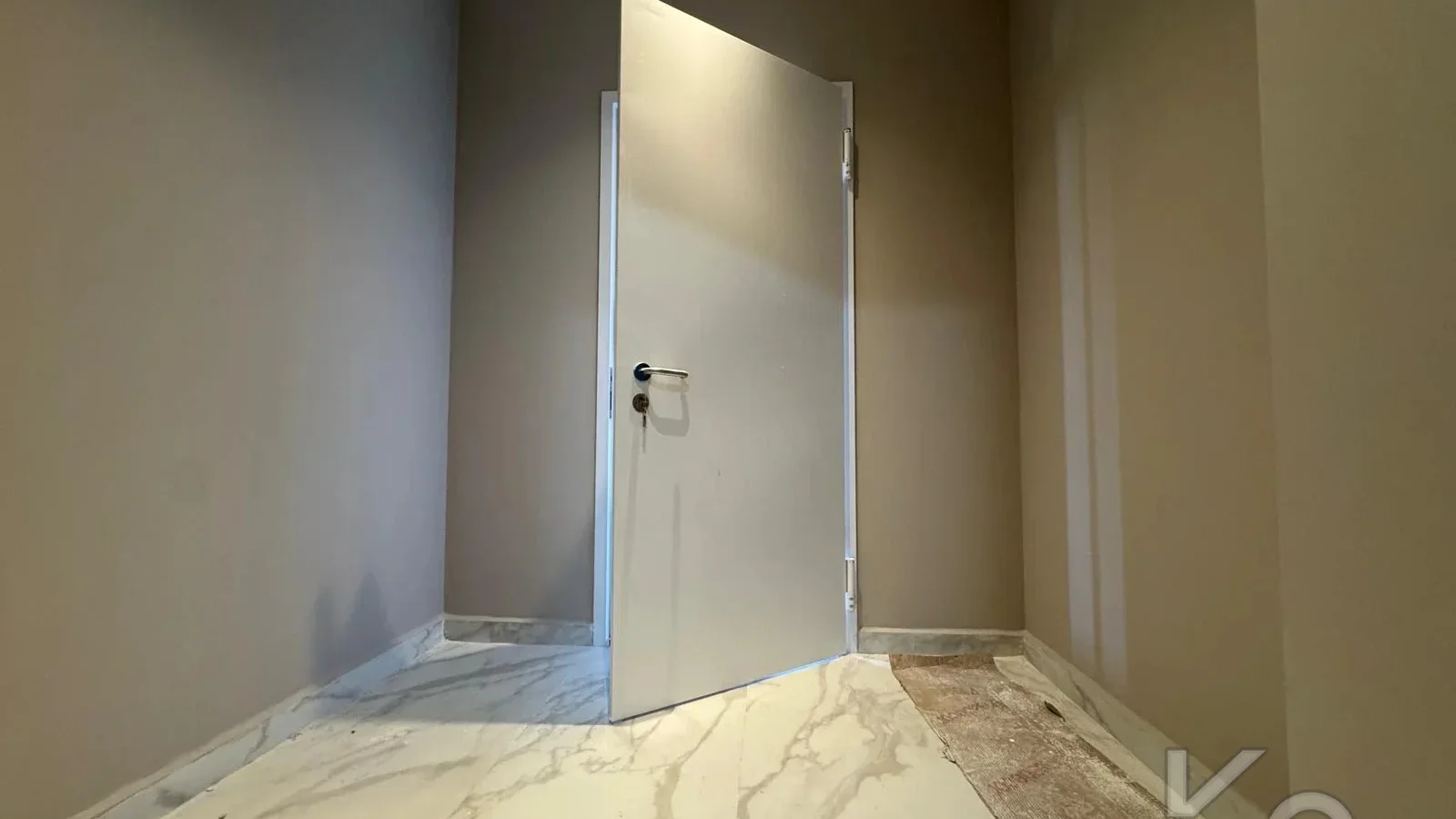 Laci̇vertcadde Ömerpaşa Sifir Ebeveynli̇ Balkonlu 105m² Net 3+1