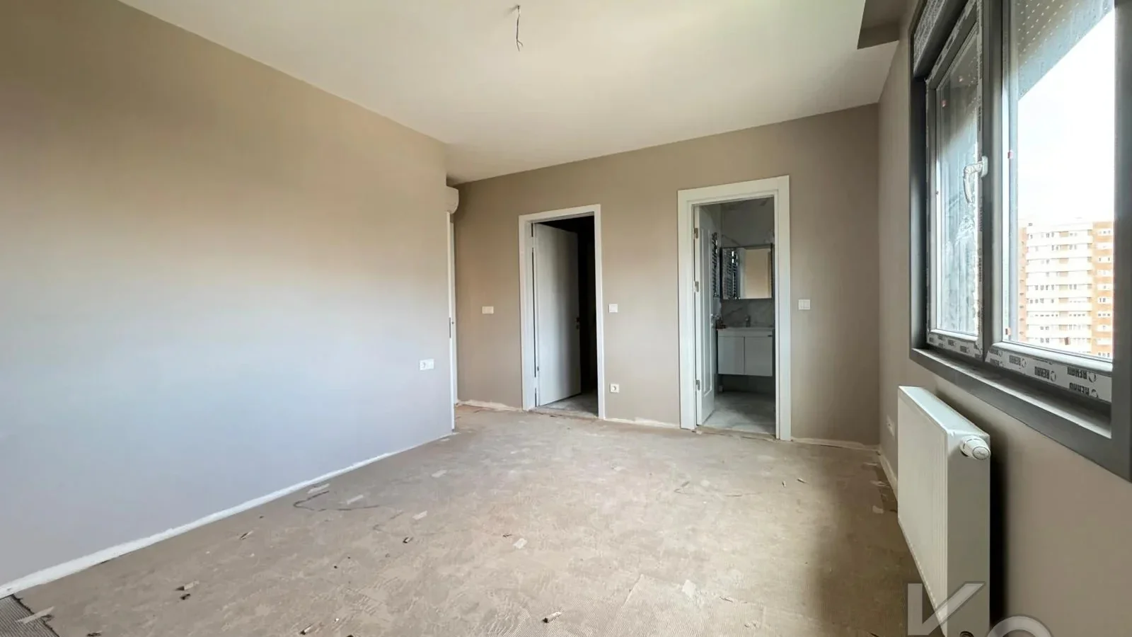 Laci̇vertcadde Ömerpaşa Sifir Ebeveynli̇ Balkonlu 105m² Net 3+1