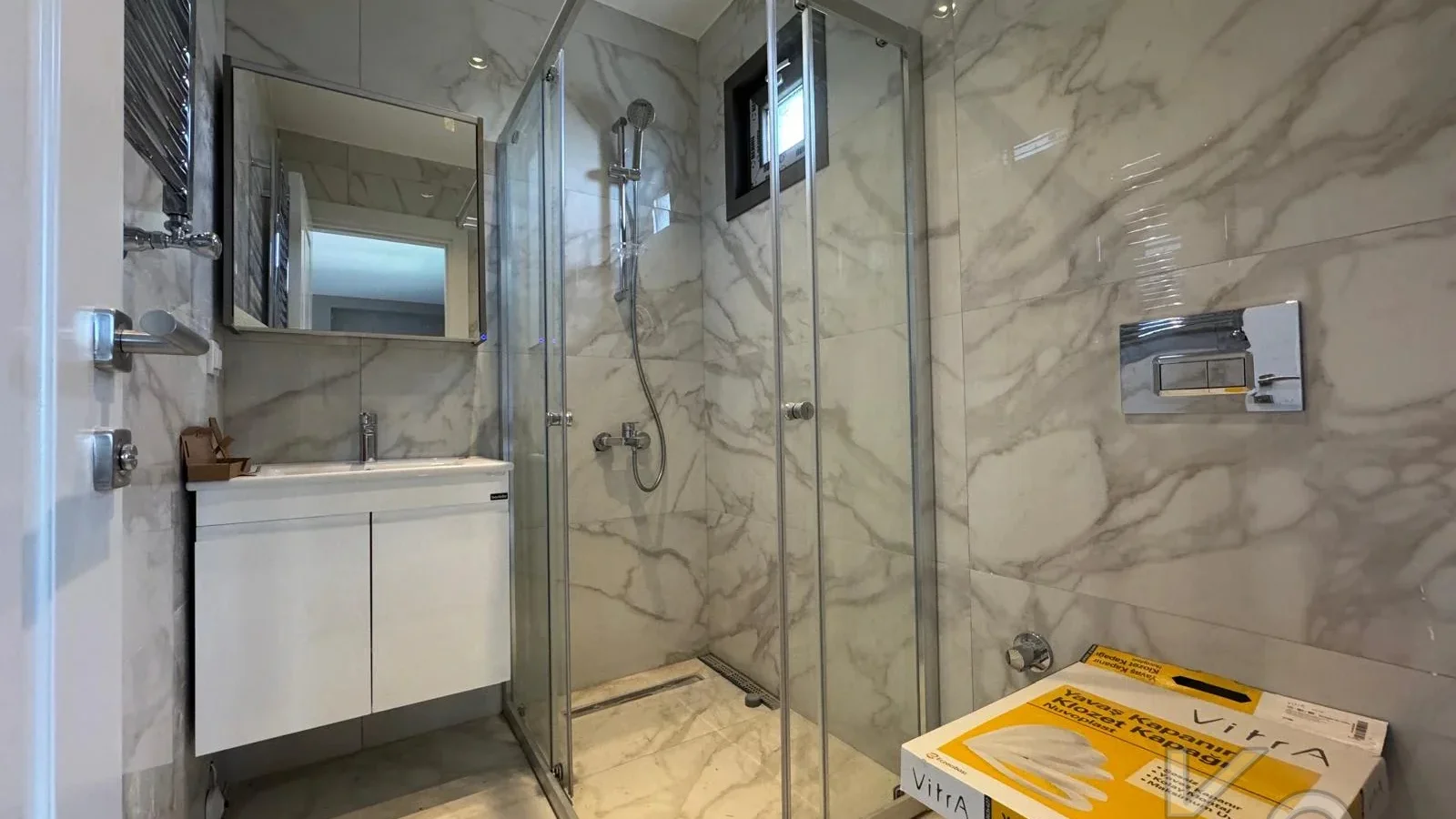 Laci̇vertcadde Ömerpaşa Sifir Ebeveynli̇ Balkonlu 105m² Net 3+1
