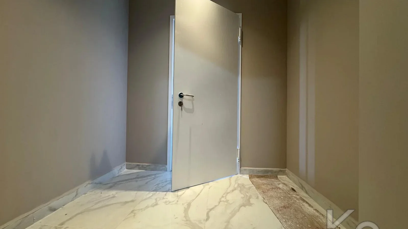 Laci̇vertcadde Ömerpaşa Sifir Ebeveynli̇ Balkonlu 105m² Net 3+1