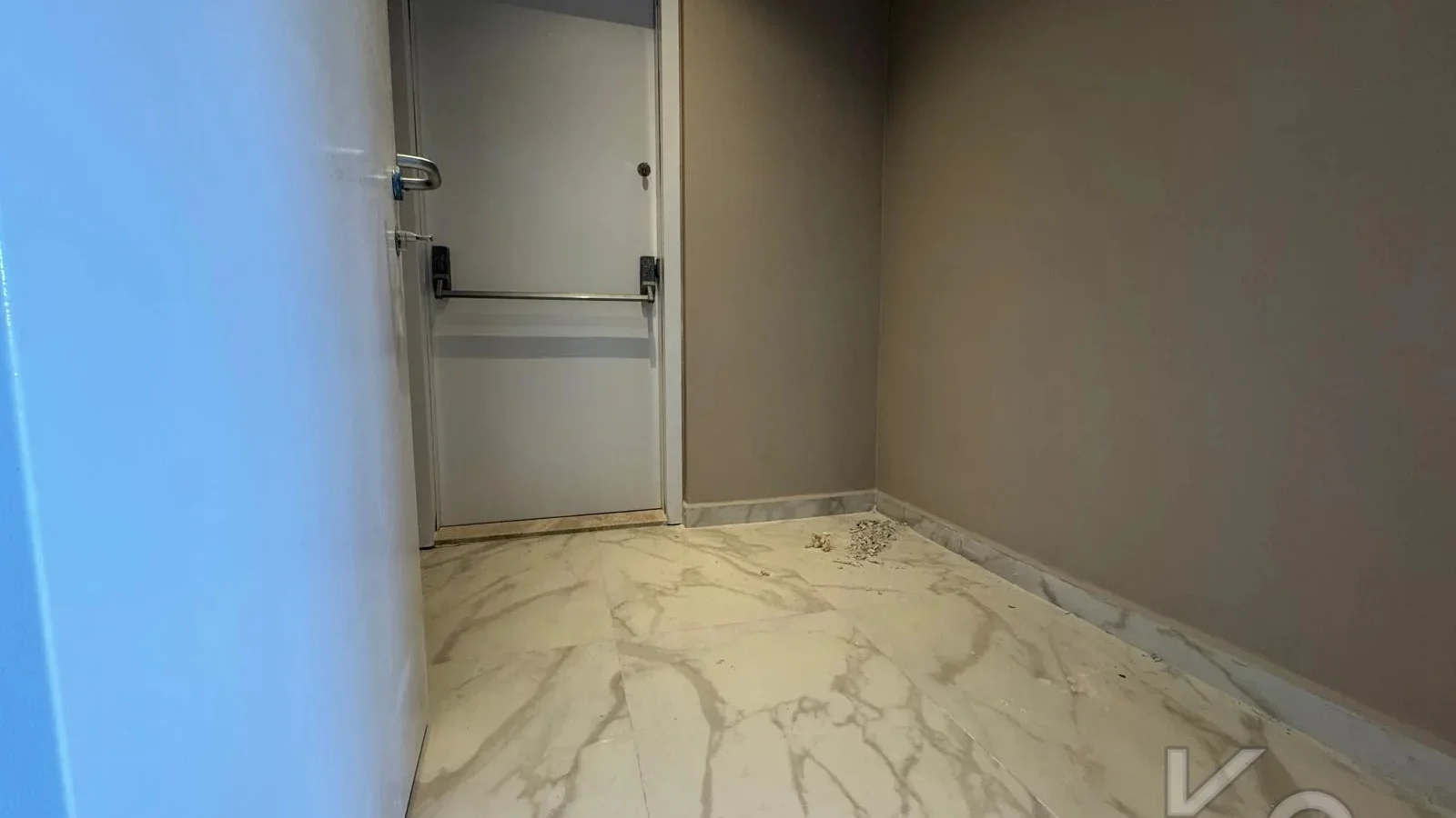 Laci̇vertcadde Ömerpaşa Sifir Ebeveynli̇ Balkonlu 105m² Net 3+1