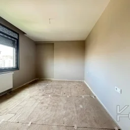 Laci̇vertcadde Ömerpaşa Sifir Ebeveynli̇ Balkonlu 105m² Net 3+1