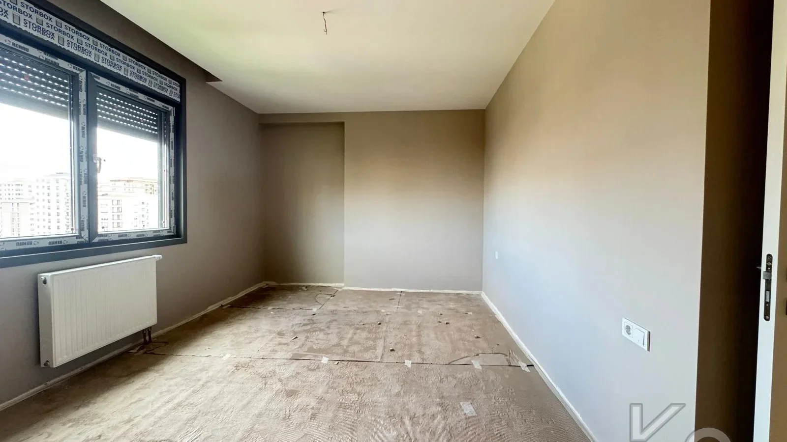 Laci̇vertcadde Ömerpaşa Sifir Ebeveynli̇ Balkonlu 105m² Net 3+1