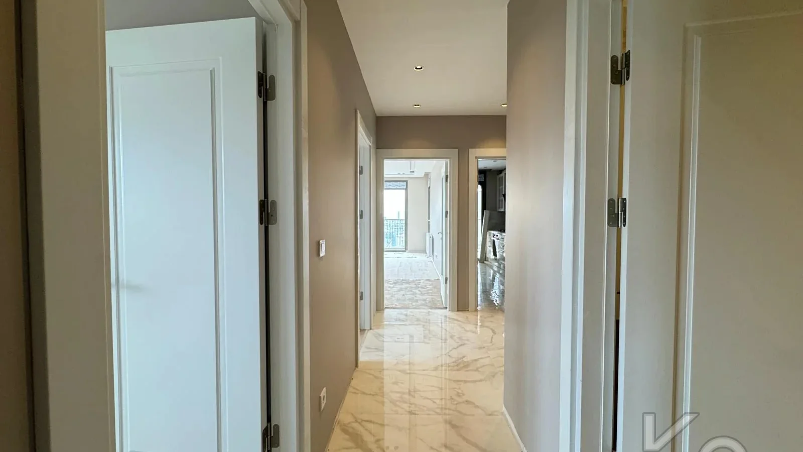Laci̇vertcadde Ömerpaşa Sifir Ebeveynli̇ Balkonlu 105m² Net 3+1