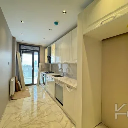 Laci̇vertcadde Ömerpaşa Sifir Ebeveynli̇ Balkonlu 105m² Net 3+1