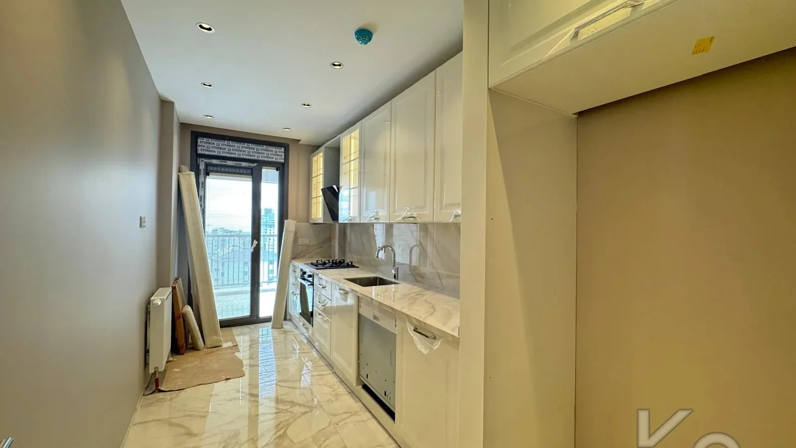 Laci̇vertcadde Ömerpaşa Sifir Ebeveynli̇ Balkonlu 105m² Net 3+1