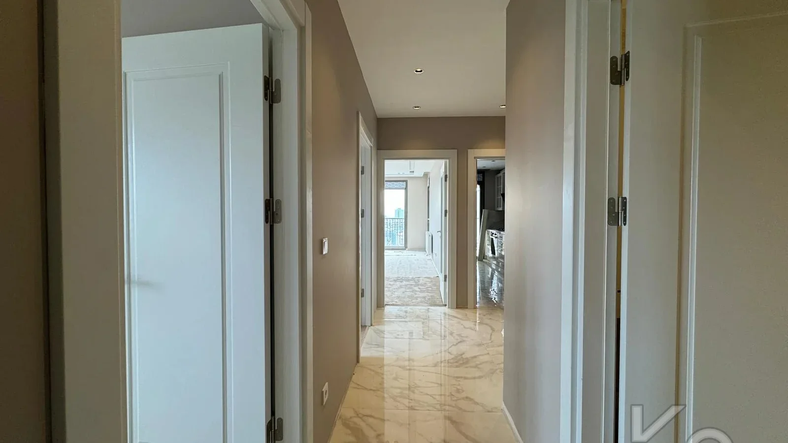 Laci̇vertcadde Ömerpaşa Sifir Ebeveynli̇ Balkonlu 105m² Net 3+1