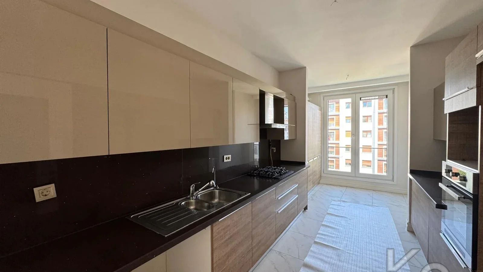 Laci̇vertcadde Erenköy Güvenli̇kli̇ Havuzlu Terasli 205m² Net 4+2