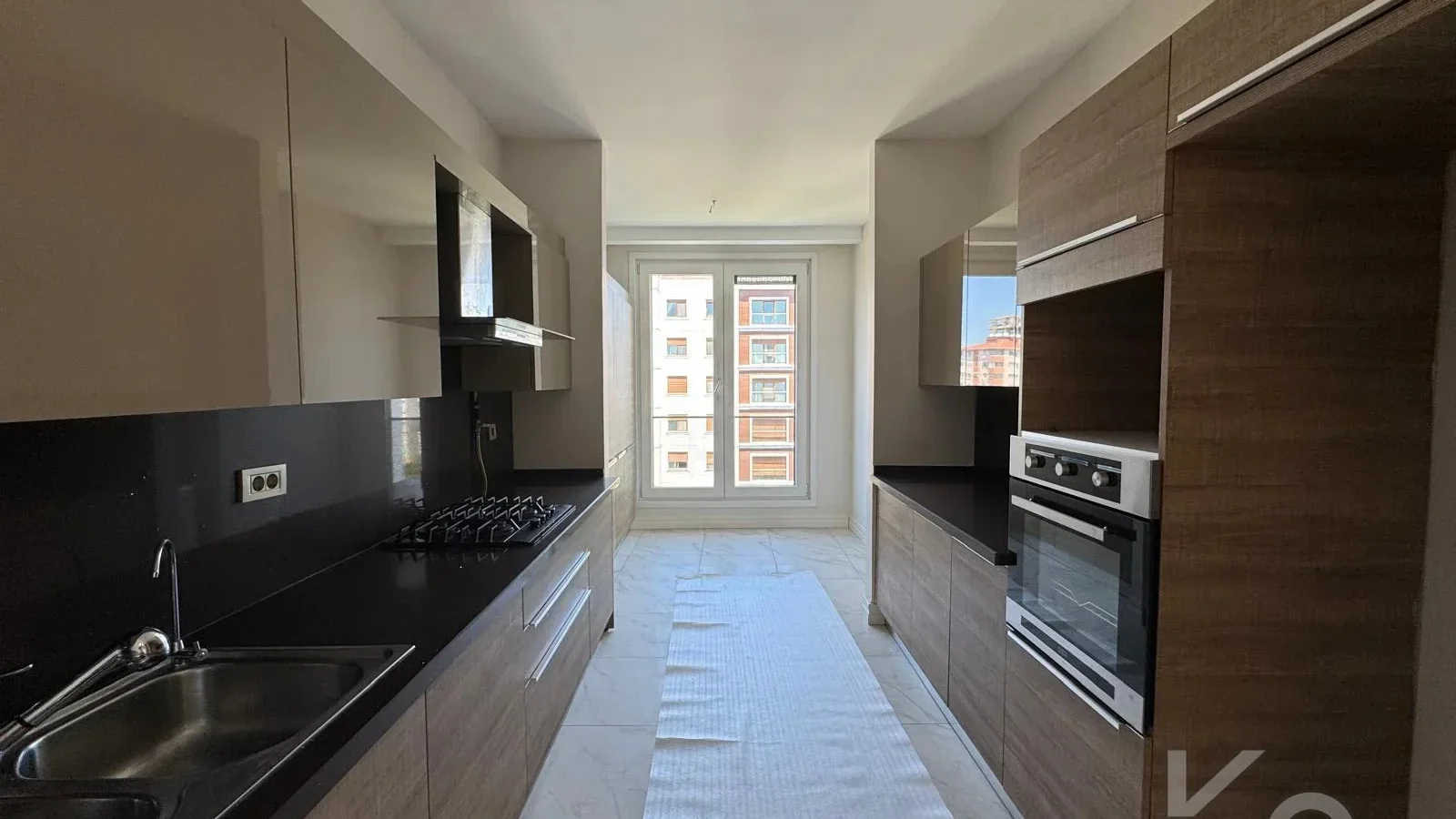 Laci̇vertcadde Erenköy Güvenli̇kli̇ Havuzlu Terasli 205m² Net 4+2