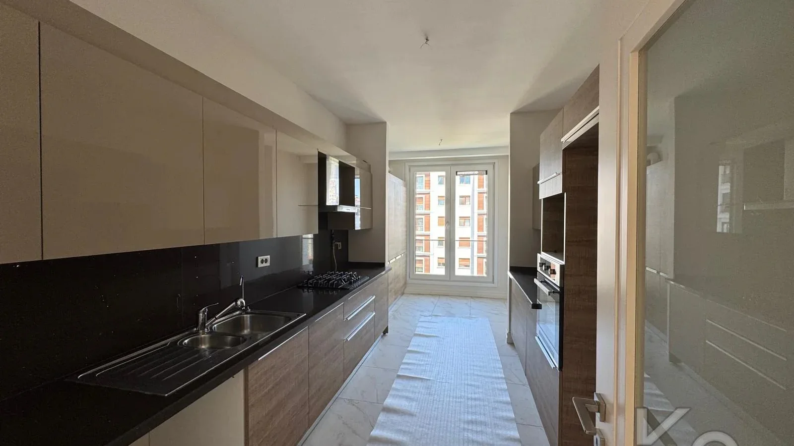 Laci̇vertcadde Erenköy Güvenli̇kli̇ Havuzlu Terasli 205m² Net 4+2