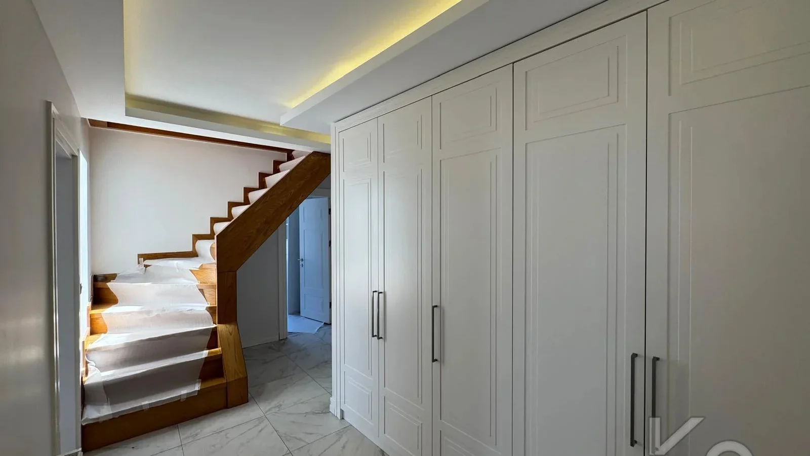 Laci̇vertcadde Erenköy Güvenli̇kli̇ Havuzlu Terasli 205m² Net 4+2