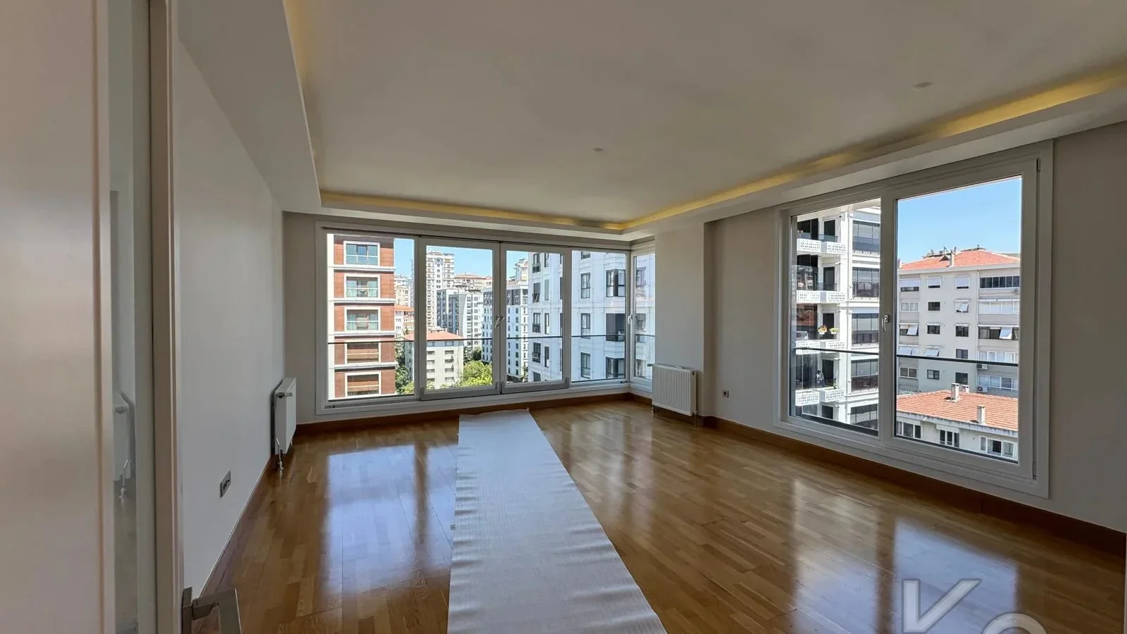 Laci̇vertcadde Erenköy Güvenli̇kli̇ Havuzlu Terasli 205m² Net 4+2