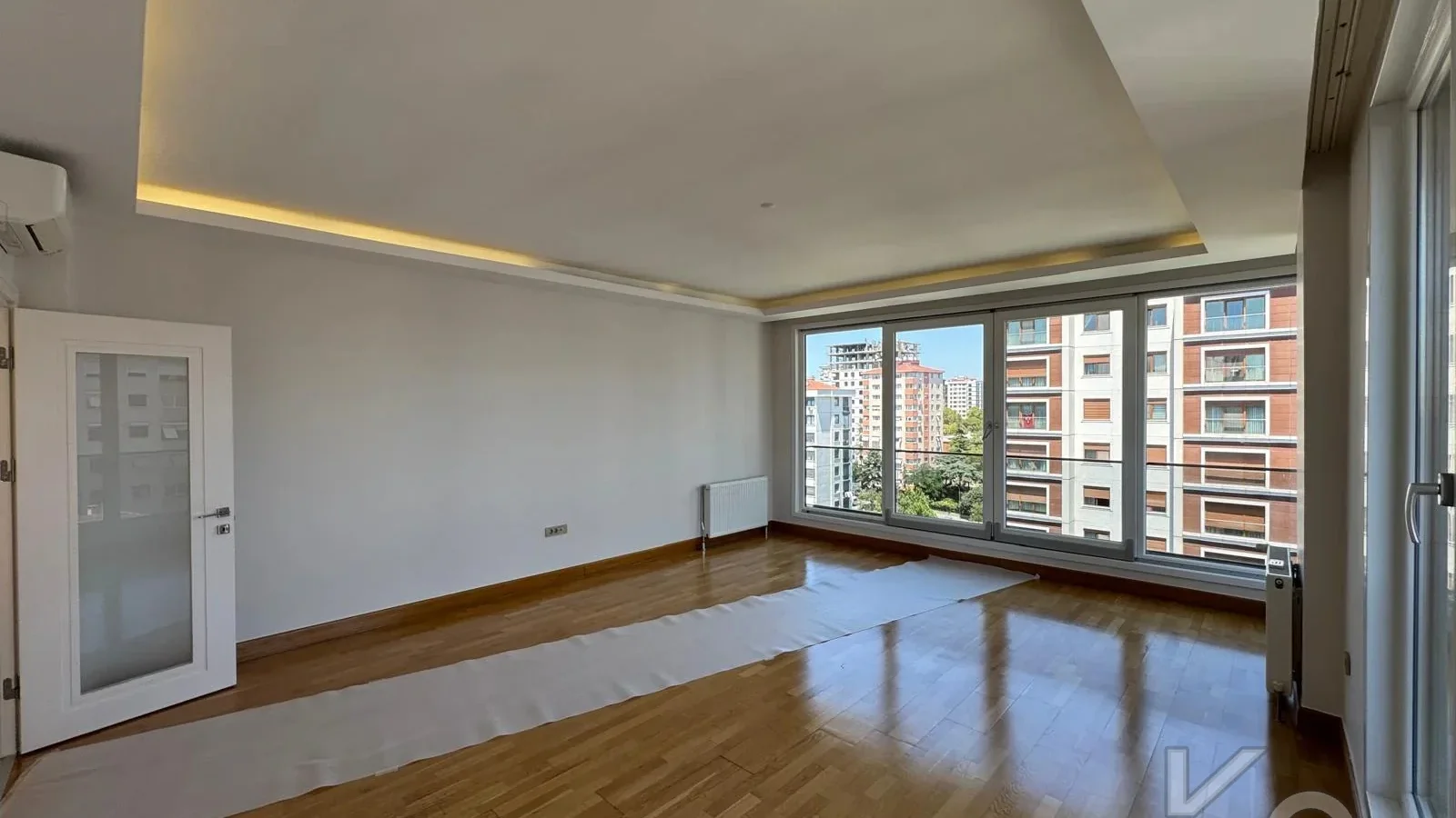 Laci̇vertcadde Erenköy Güvenli̇kli̇ Havuzlu Terasli 205m² Net 4+2