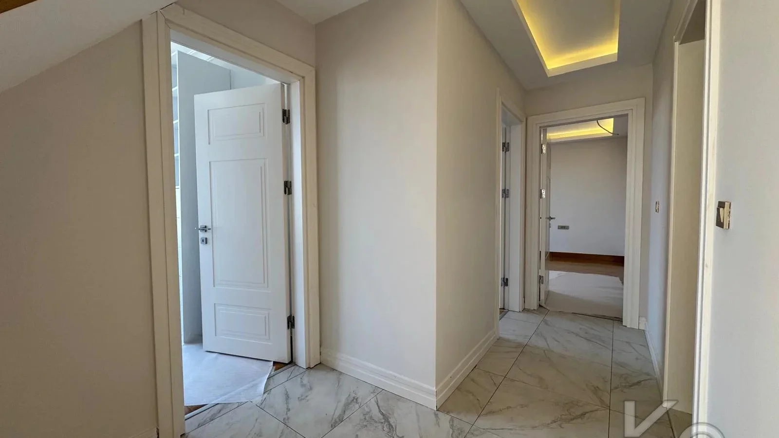 Laci̇vertcadde Erenköy Güvenli̇kli̇ Havuzlu Terasli 205m² Net 4+2