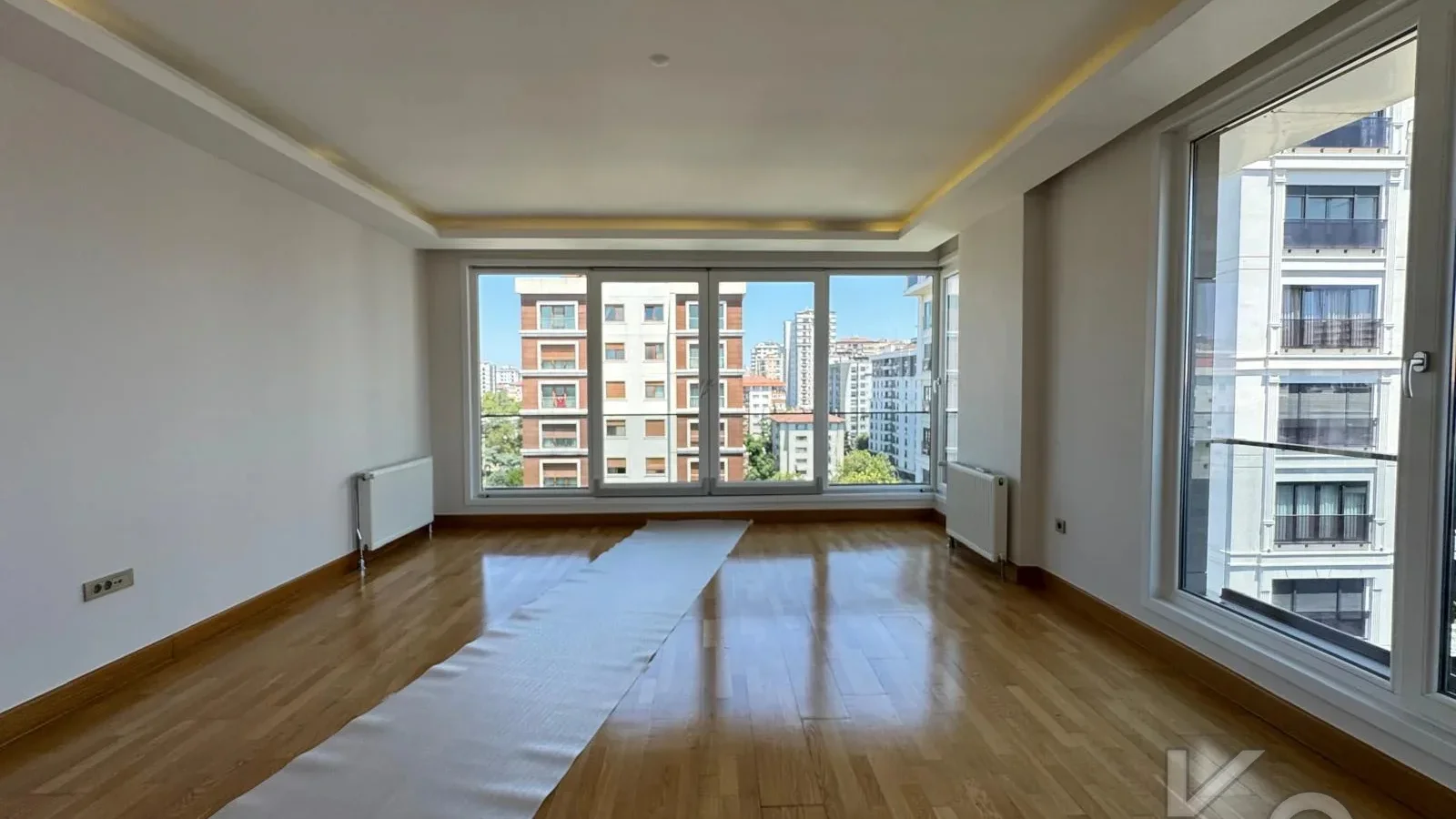 Laci̇vertcadde Erenköy Güvenli̇kli̇ Havuzlu Terasli 205m² Net 4+2