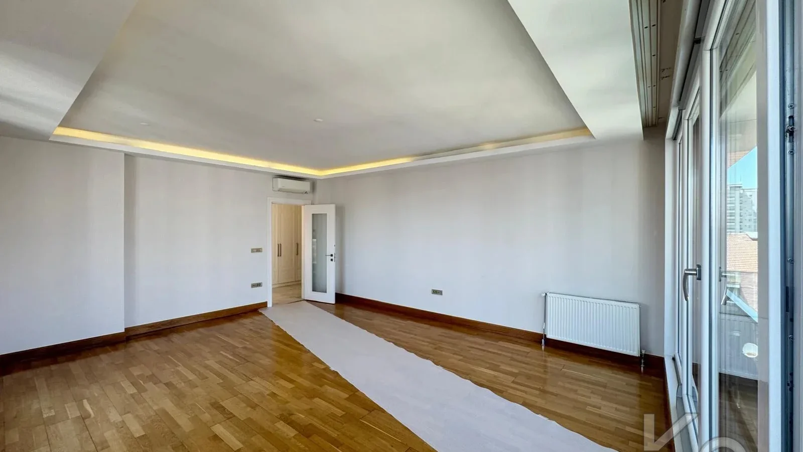 Laci̇vertcadde Erenköy Güvenli̇kli̇ Havuzlu Terasli 205m² Net 4+2