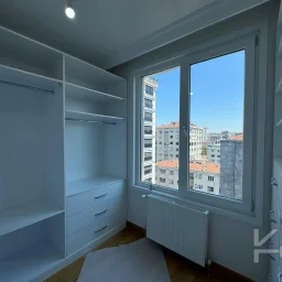 Laci̇vertcadde Erenköy Güvenli̇kli̇ Havuzlu Terasli 205m² Net 4+2