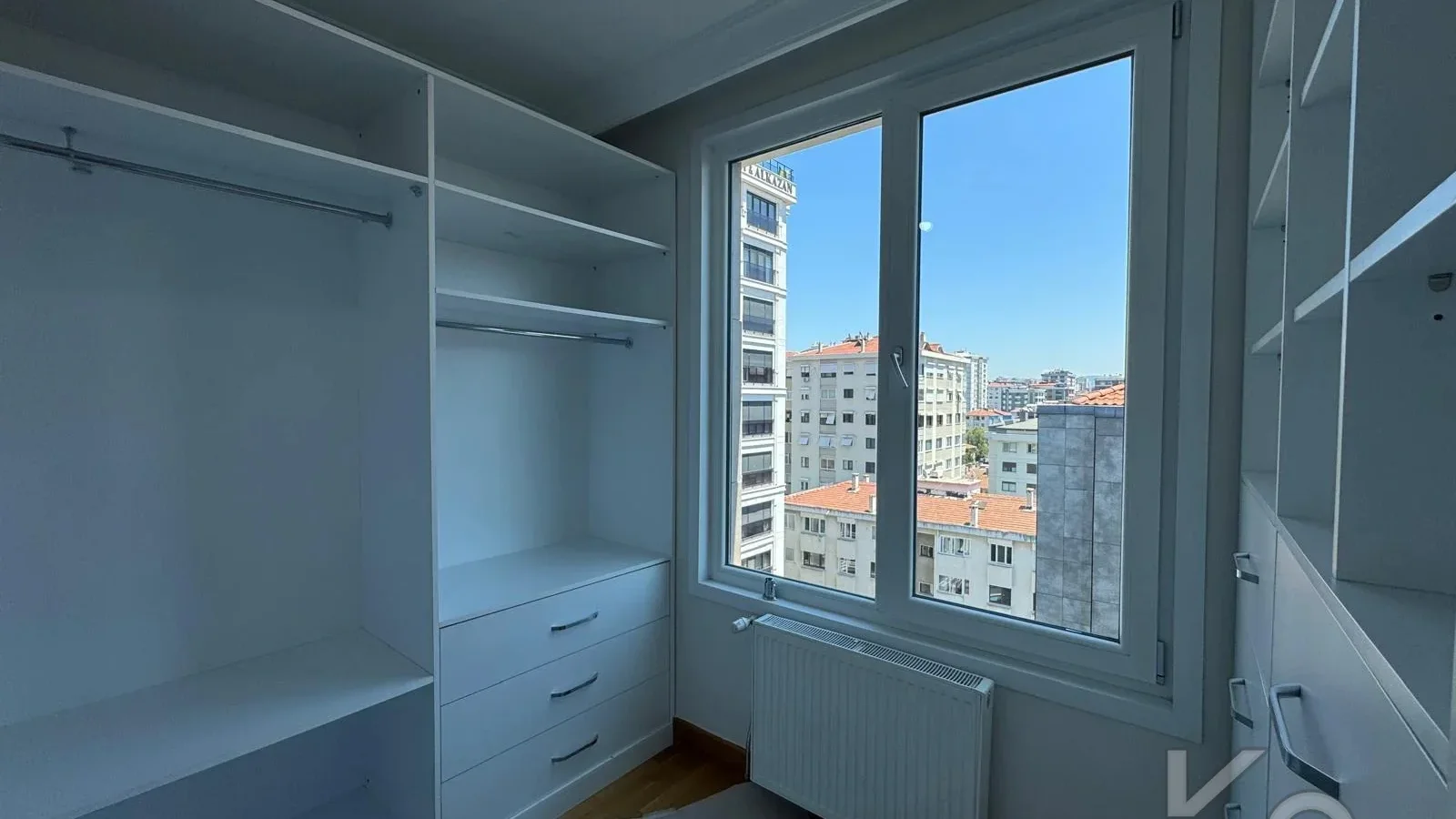 Laci̇vertcadde Erenköy Güvenli̇kli̇ Havuzlu Terasli 205m² Net 4+2