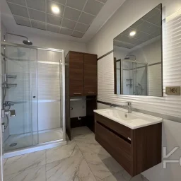 Laci̇vertcadde Erenköy Güvenli̇kli̇ Havuzlu Terasli 205m² Net 4+2