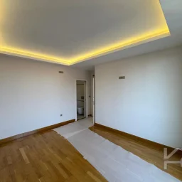 Laci̇vertcadde Erenköy Güvenli̇kli̇ Havuzlu Terasli 205m² Net 4+2
