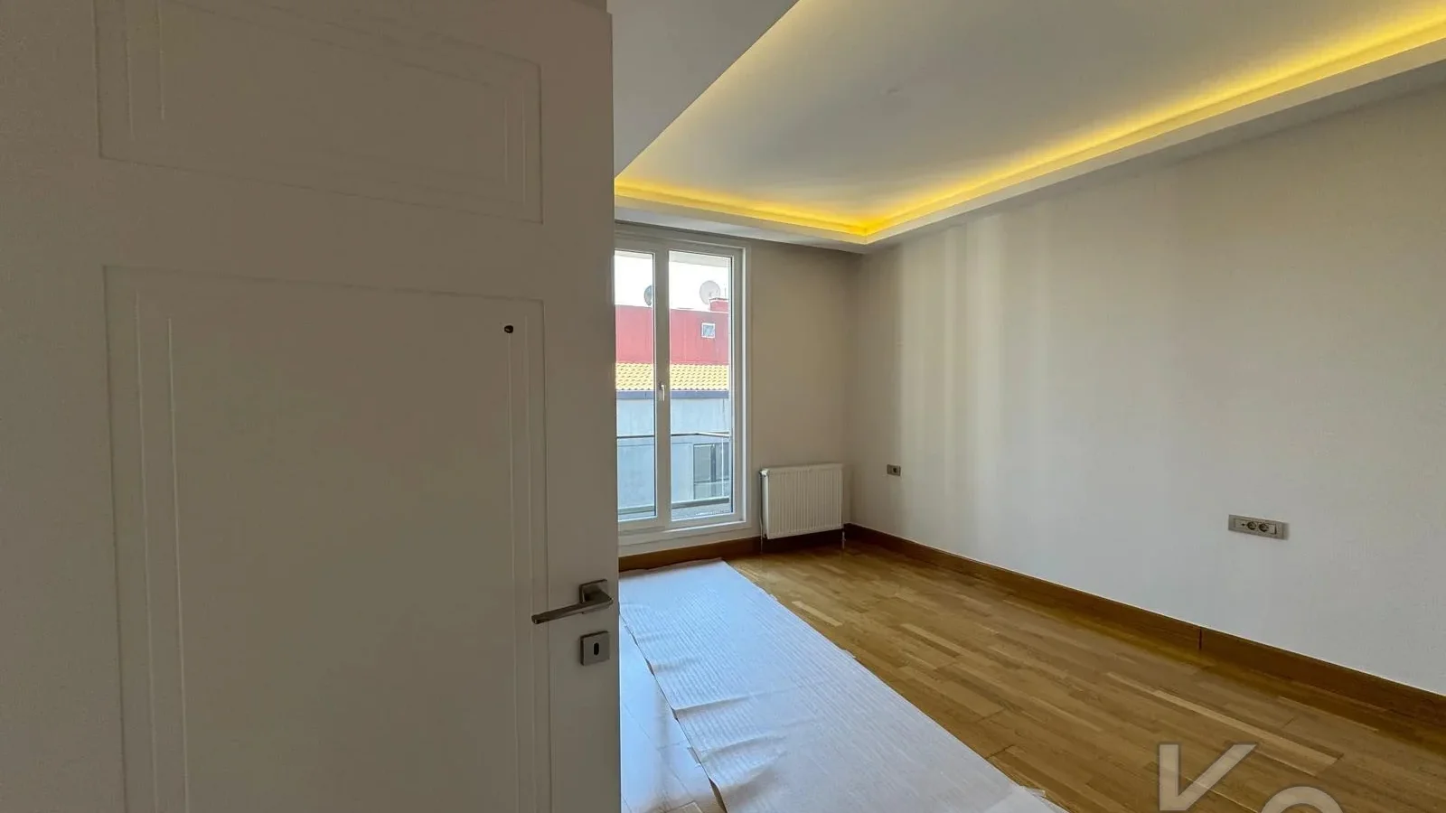 Laci̇vertcadde Erenköy Güvenli̇kli̇ Havuzlu Terasli 205m² Net 4+2