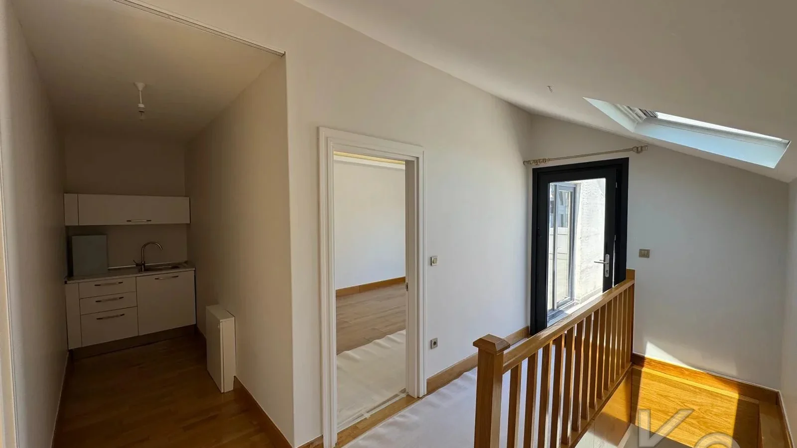 Laci̇vertcadde Erenköy Güvenli̇kli̇ Havuzlu Terasli 205m² Net 4+2
