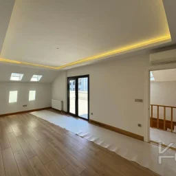 Laci̇vertcadde Erenköy Güvenli̇kli̇ Havuzlu Terasli 205m² Net 4+2