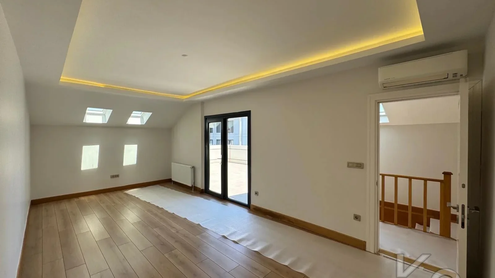 Laci̇vertcadde Erenköy Güvenli̇kli̇ Havuzlu Terasli 205m² Net 4+2