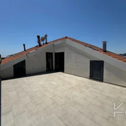 Laci̇vertcadde Erenköy Güvenli̇kli̇ Havuzlu Terasli 205m² Net 4+2