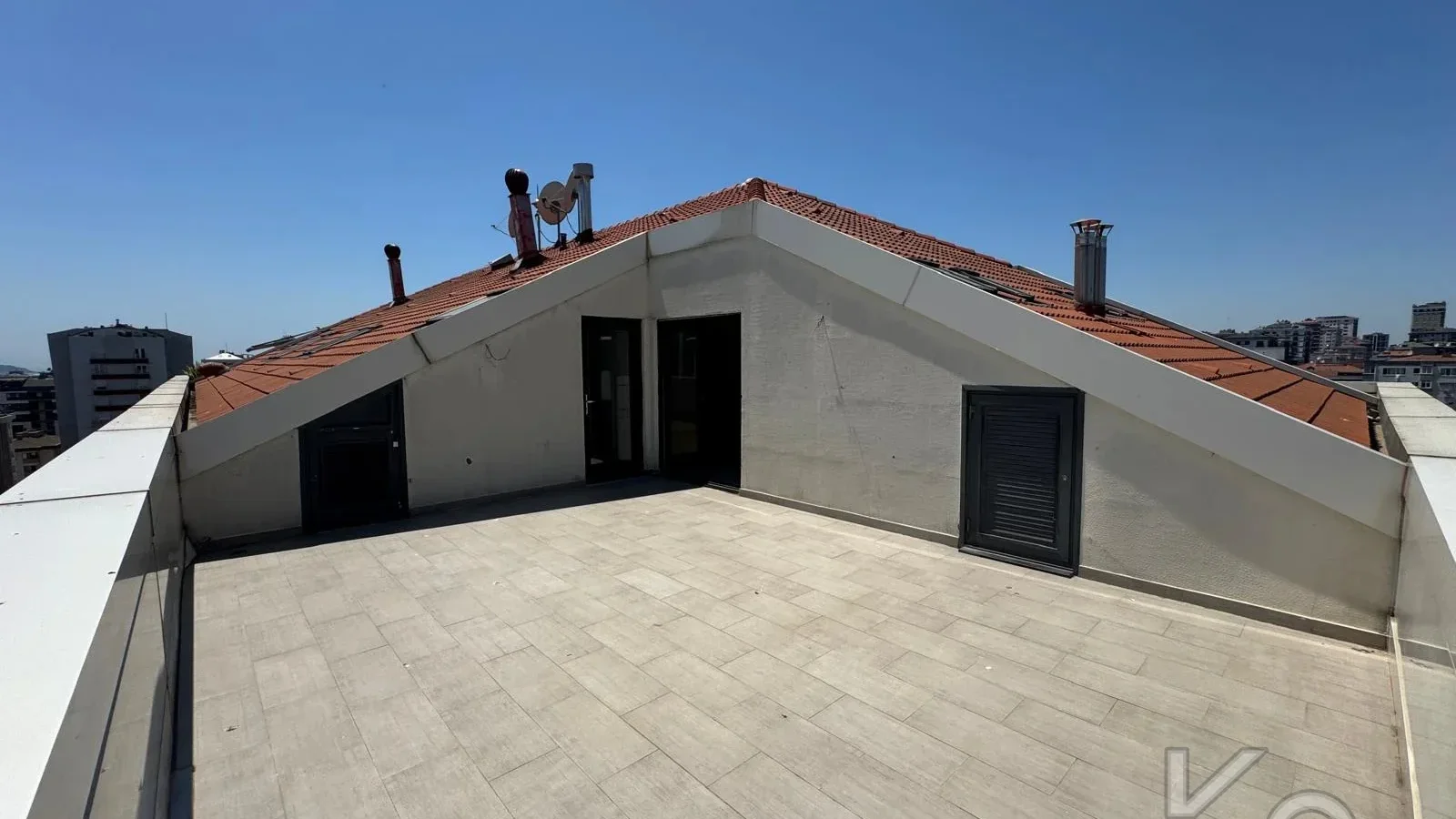 Laci̇vertcadde Erenköy Güvenli̇kli̇ Havuzlu Terasli 205m² Net 4+2