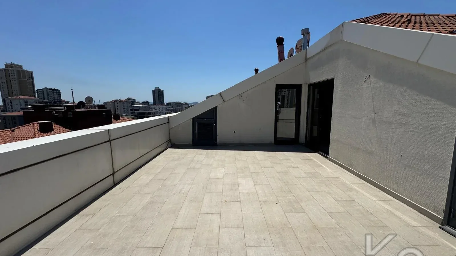 Laci̇vertcadde Erenköy Güvenli̇kli̇ Havuzlu Terasli 205m² Net 4+2