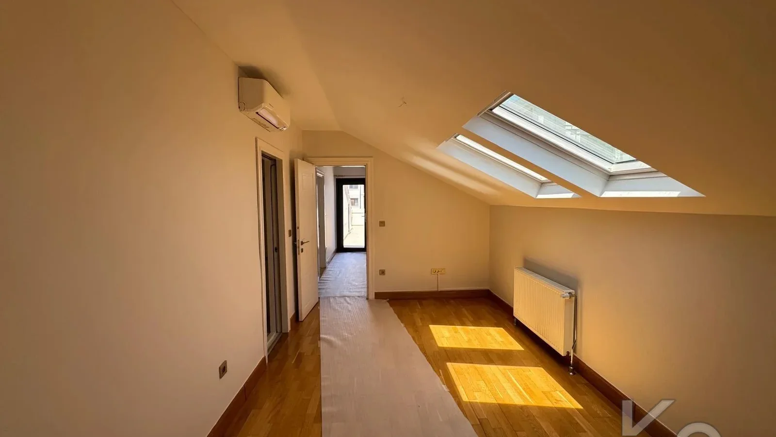 Laci̇vertcadde Erenköy Güvenli̇kli̇ Havuzlu Terasli 205m² Net 4+2