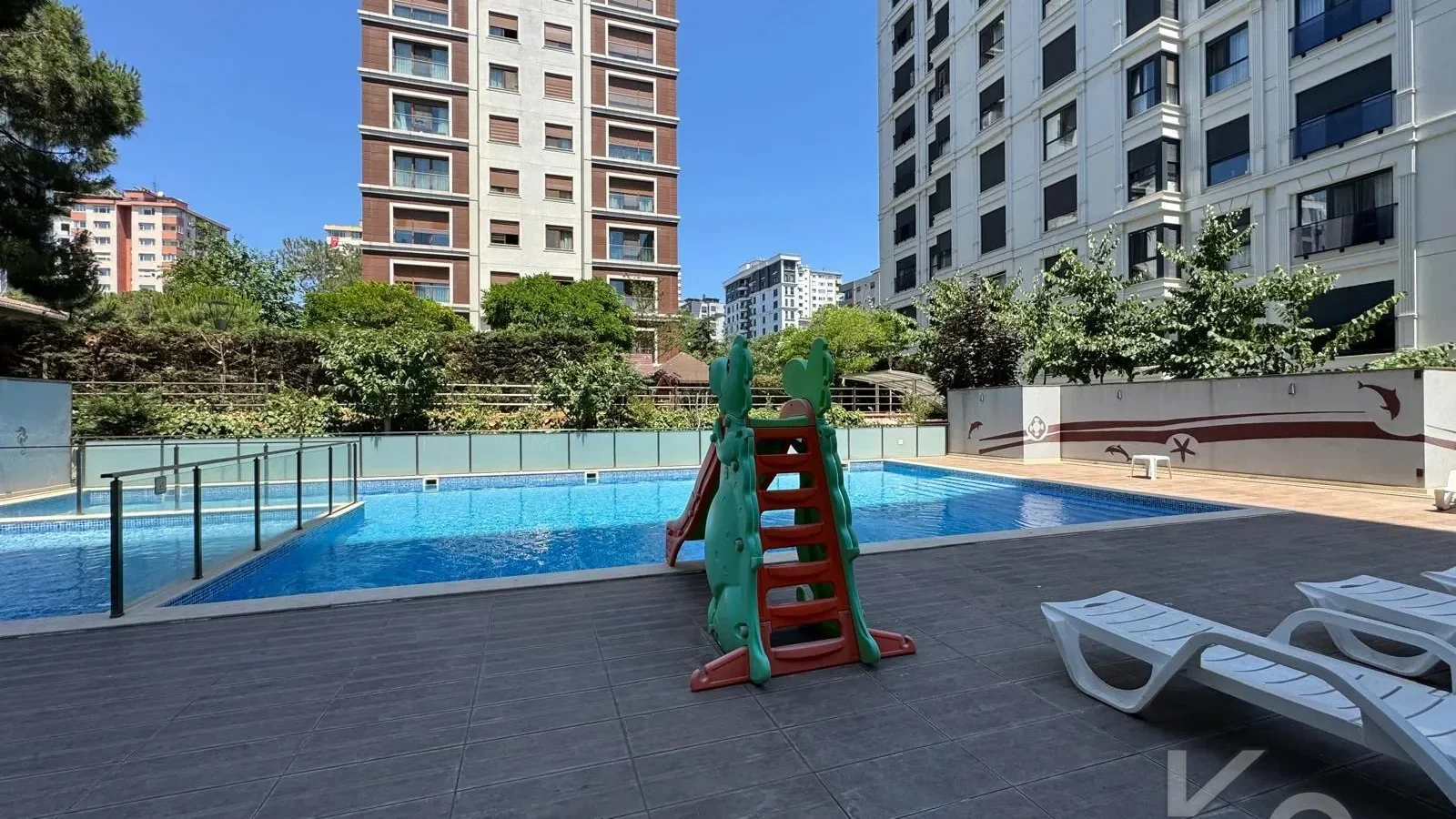 Laci̇vertcadde Erenköy Güvenli̇kli̇ Havuzlu Terasli 205m² Net 4+2