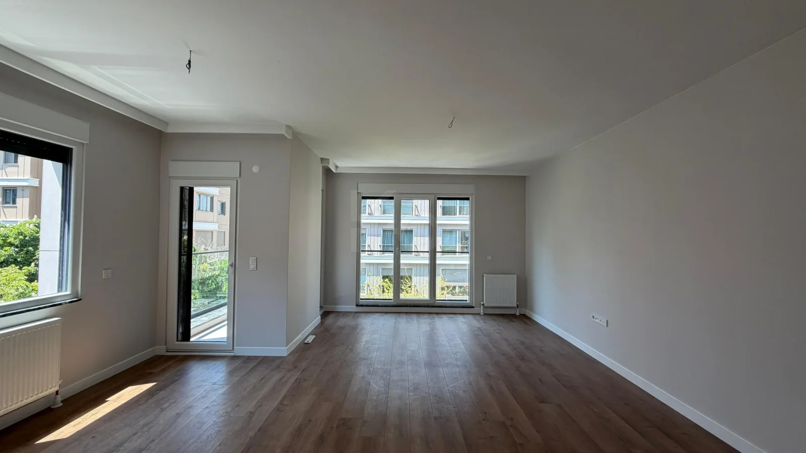 Lacivertcadde Gayrimenkul Caddeye 1. Paralelde 100m² Net 3+1 Sıfır Ara Kat