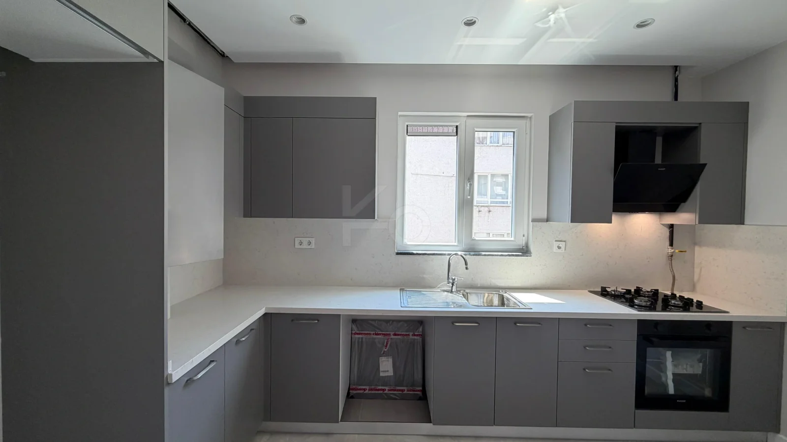 Lacivertcadde Gayrimenkul Caddeye 1. Paralelde 100m² Net 3+1 Sıfır Ara Kat