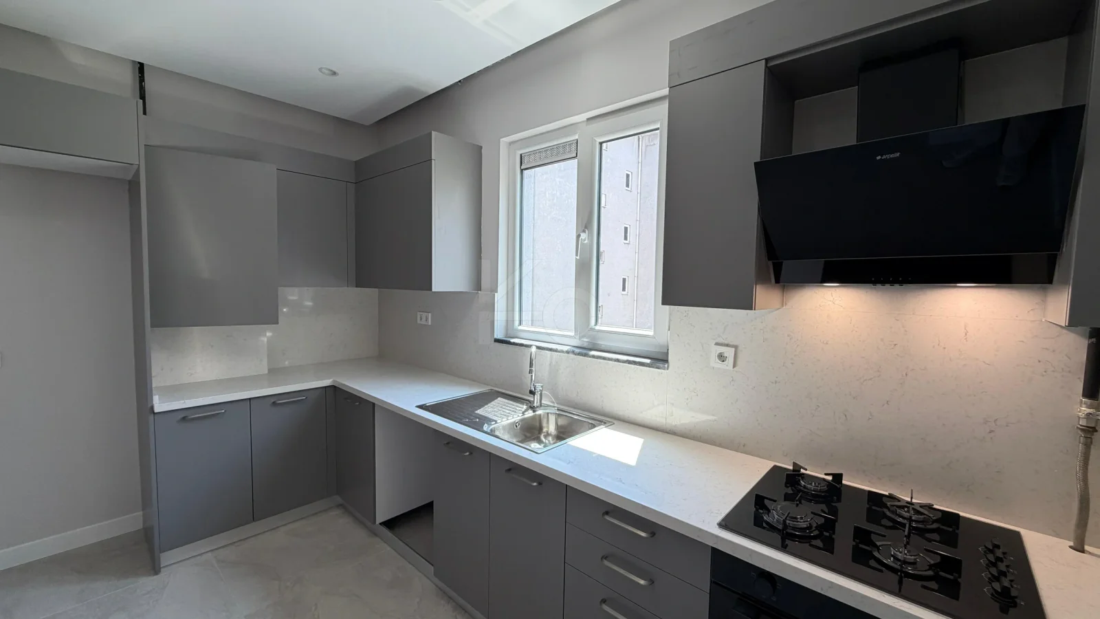 Lacivertcadde Gayrimenkul Caddeye 1. Paralelde 100m² Net 3+1 Sıfır Ara Kat