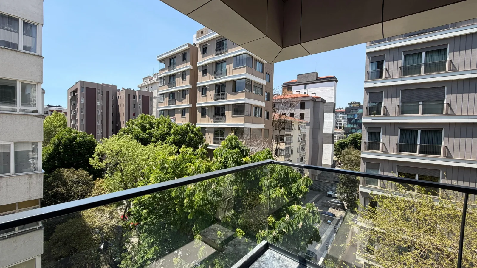 Lacivertcadde Gayrimenkul Caddeye 1. Paralelde 100m² Net 3+1 Sıfır Ara Kat