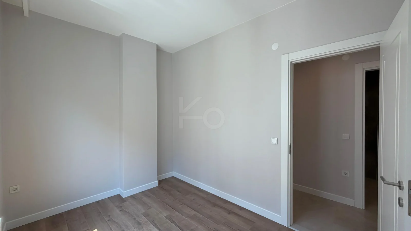 Lacivertcadde Gayrimenkul Caddeye 1. Paralelde 100m² Net 3+1 Sıfır Ara Kat