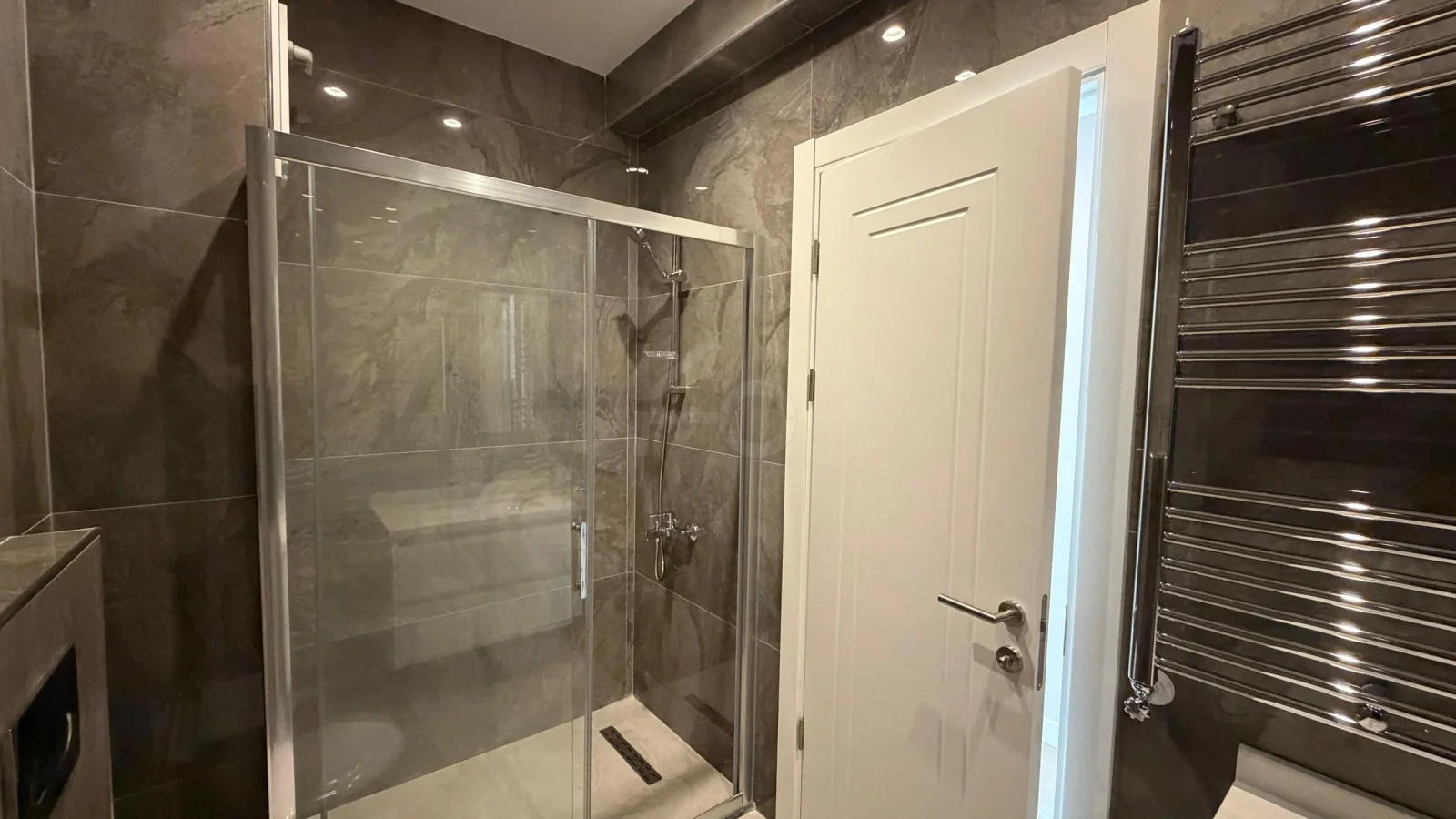 Lacivertcadde Gayrimenkul Caddeye 1. Paralelde 100m² Net 3+1 Sıfır Ara Kat