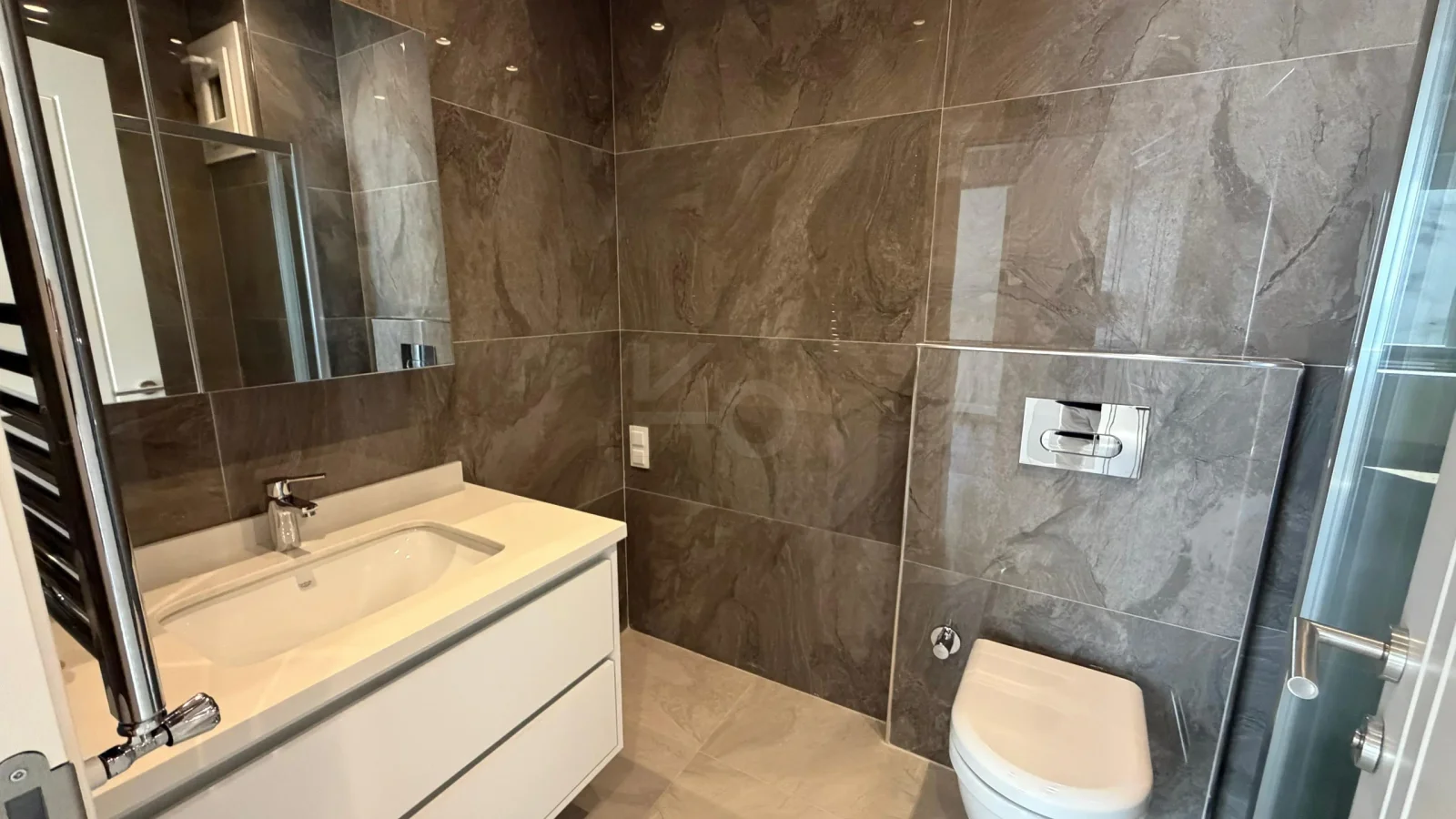 Lacivertcadde Gayrimenkul Caddeye 1. Paralelde 100m² Net 3+1 Sıfır Ara Kat
