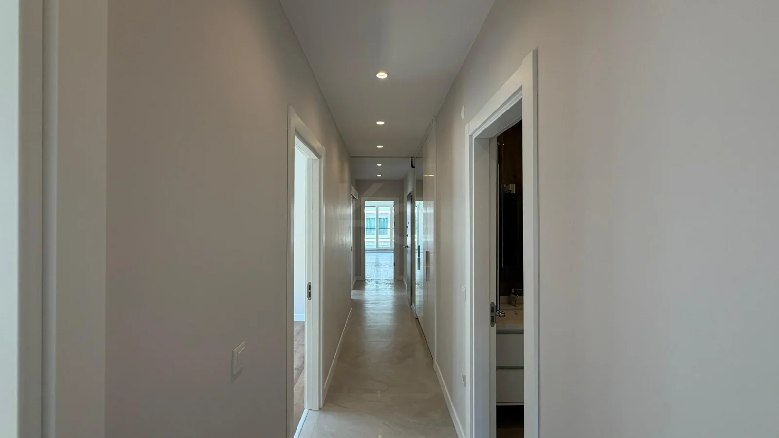 Lacivertcadde Gayrimenkul Caddeye 1. Paralelde 100m² Net 3+1 Sıfır Ara Kat