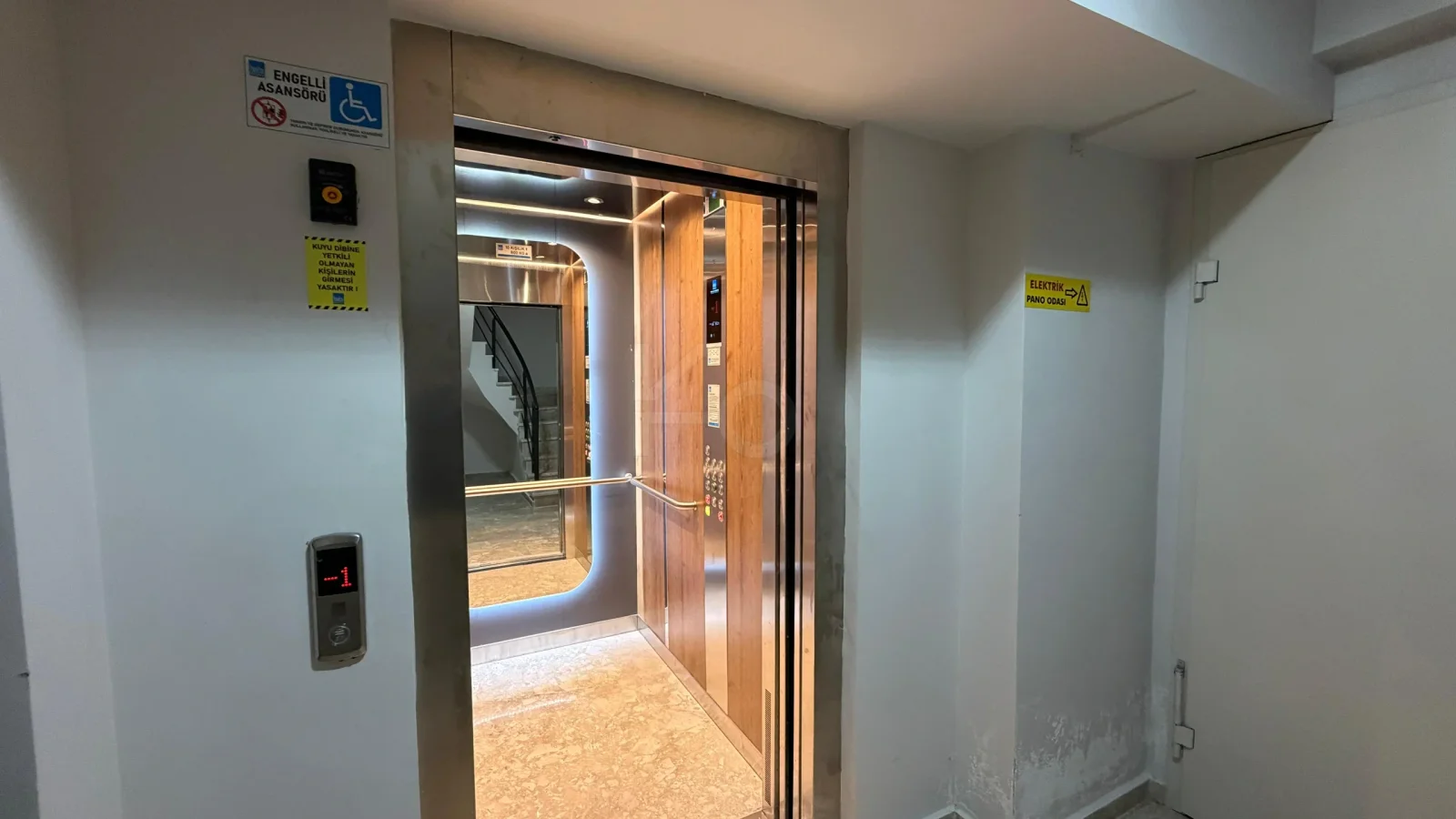 Lacivertcadde Gayrimenkul Caddeye 1. Paralelde 100m² Net 3+1 Sıfır Ara Kat