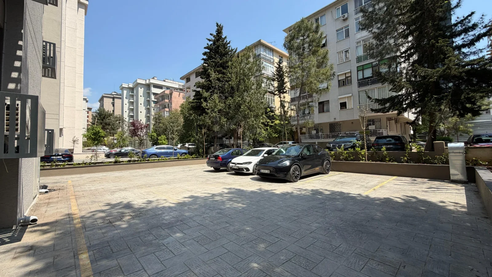 Lacivertcadde Gayrimenkul Caddeye 1. Paralelde 100m² Net 3+1 Sıfır Ara Kat
