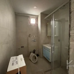 Laci̇vert Cadde Kozyataği Yatirimlik/oturumluk Firsat 52m²net 1+1
